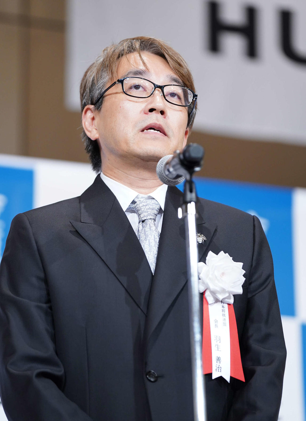 第94期ヒューリック杯棋聖就位式で主催者あいさつする日本将棋連盟の羽生会長（撮影・小沢裕）