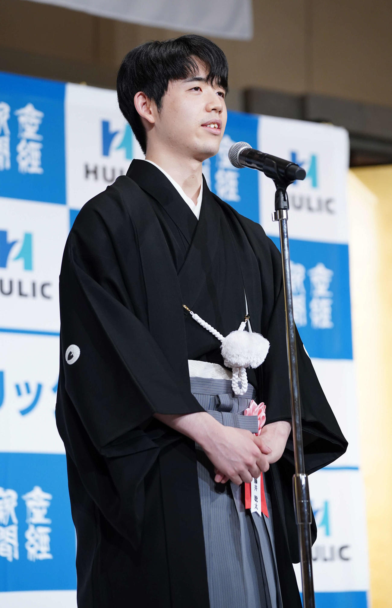 第94期ヒューリック杯棋聖就位式に臨み謝辞を述べる藤井棋聖（撮影・小沢裕）