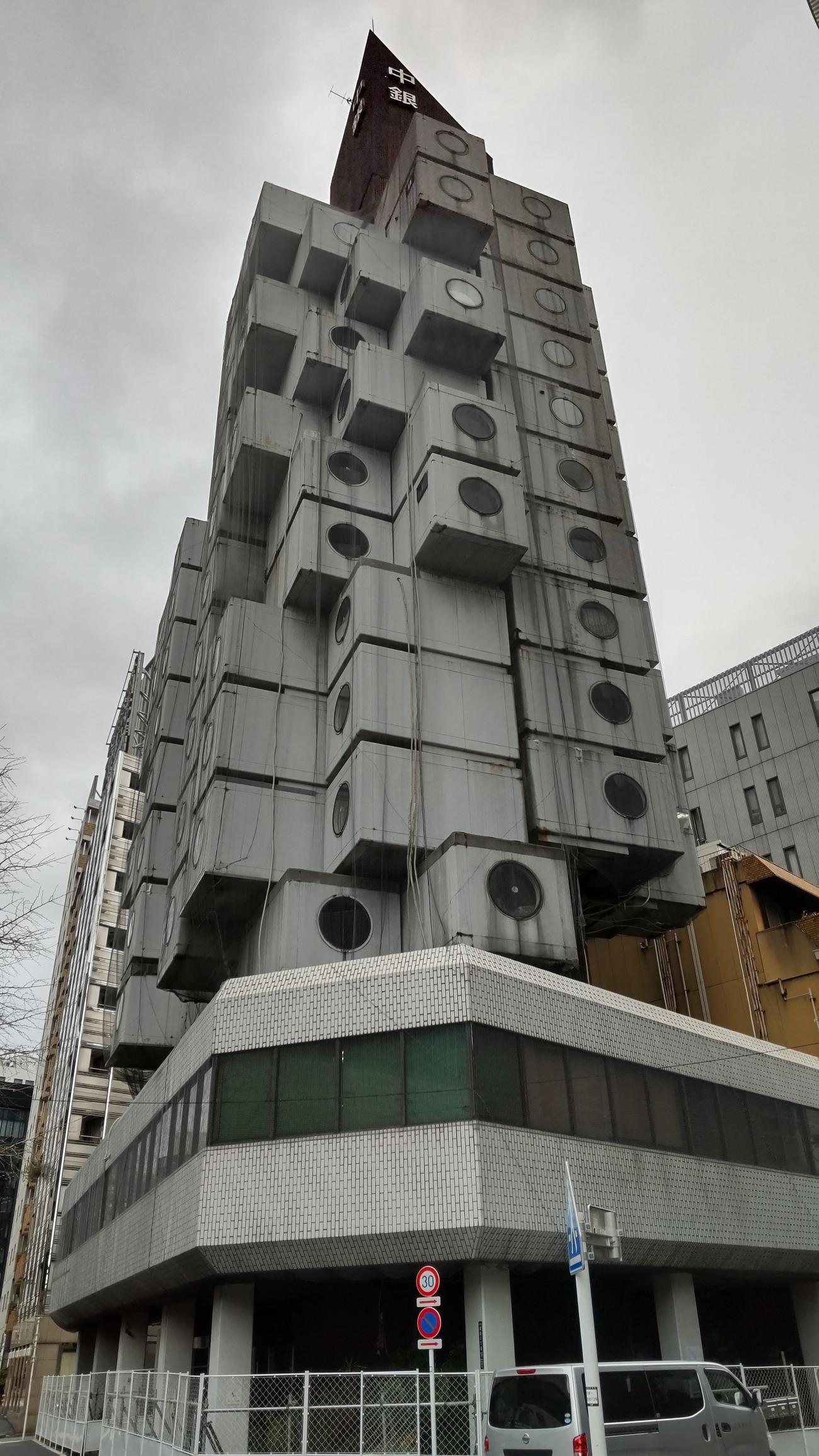 独特なデザインの中銀カプセルタワービル（撮影・寺沢卓）
