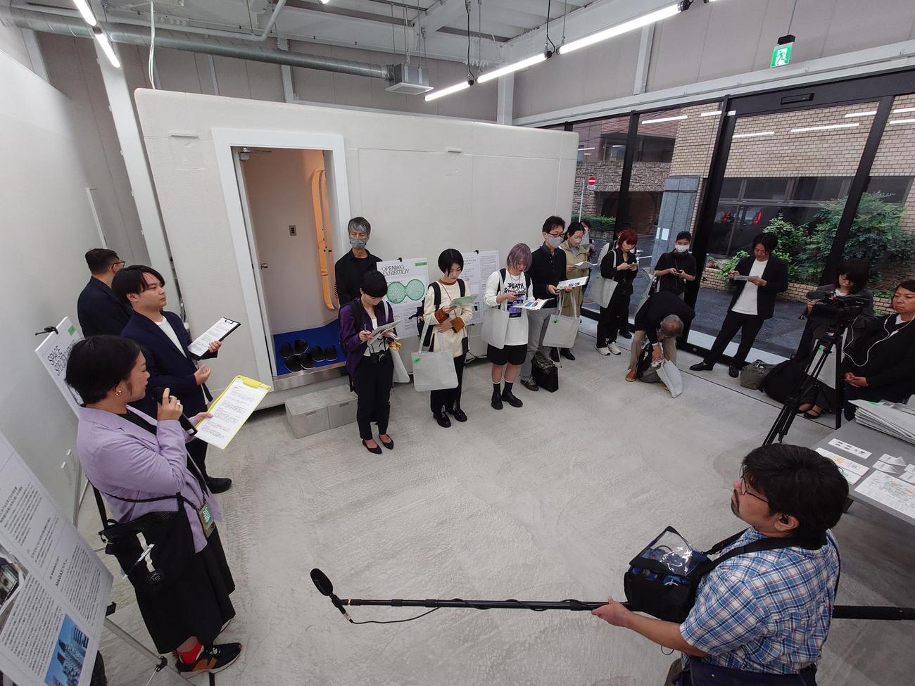 報道発表された展示場シャトル（撮影・寺沢卓）