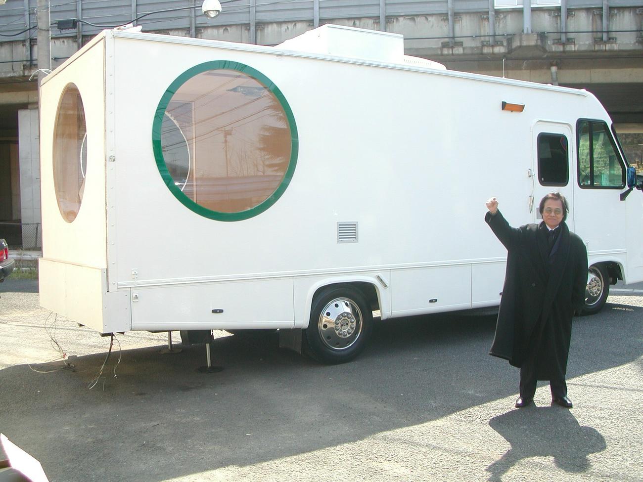 黒川紀章氏自作のガラス張りの選挙カー。中銀カプセルタワービルの部屋との共通点が多い（撮影・寺沢卓）
