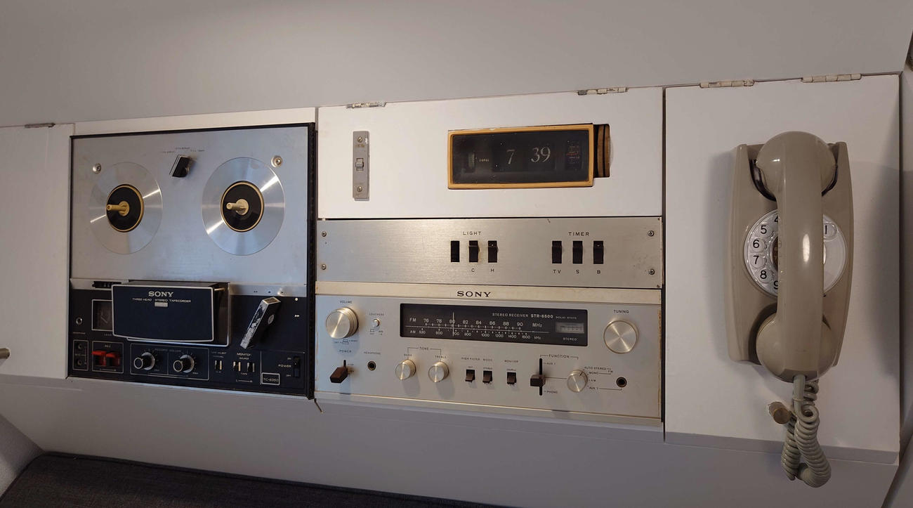 ベッド横のオーディオセット。51年前はオープンリールテープのデッキが最新だった（撮影・寺沢卓）