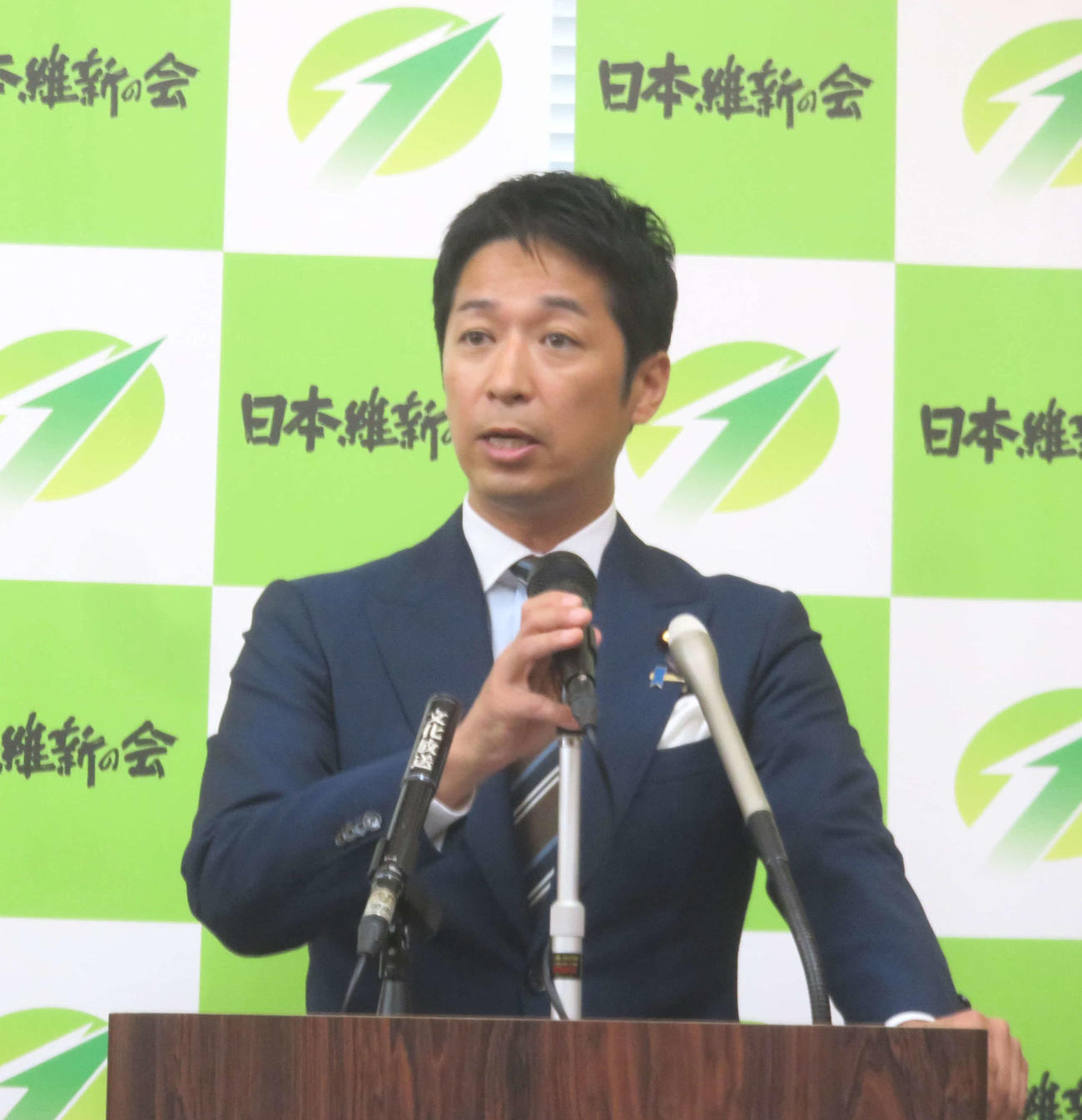 日本維新の会の藤田文武幹事長は党に無許可でロシアを訪問した鈴木宗男参院議員を事情聴取した上で諸物価高を検討するとした（撮影・大上悟）