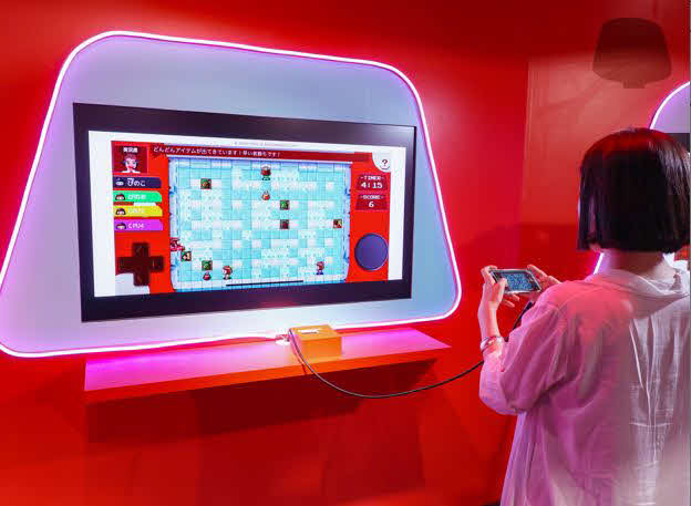 ピノゲーセンの大画面モニターでは各種「ピノゲー」が楽しめる