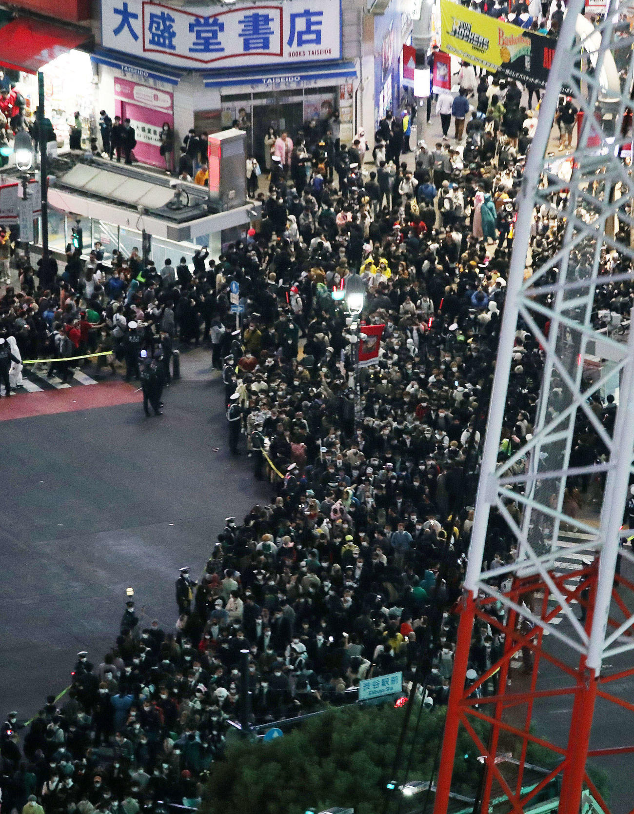 ハロウィーン当日の渋谷のスクランブル交差点には大勢の人があふれた（2022年10月撮影）