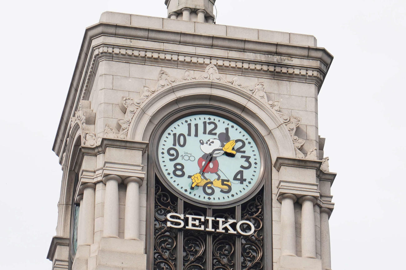 ディズニー創立100周年を祝して、ミッキーマウスのデザインが施された「SEIKO HOUSE GINZA（セイコーハウス銀座）」の時計塔
