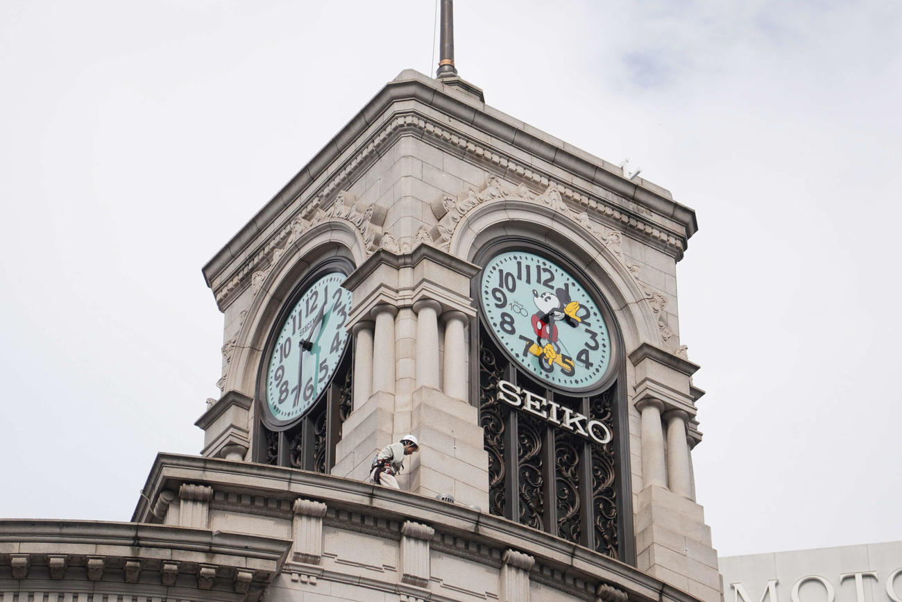 ディズニー創立100周年を祝して、ミッキーマウスのデザインが施された「SEIKO HOUSE GINZA（セイコーハウス銀座）」の時計塔