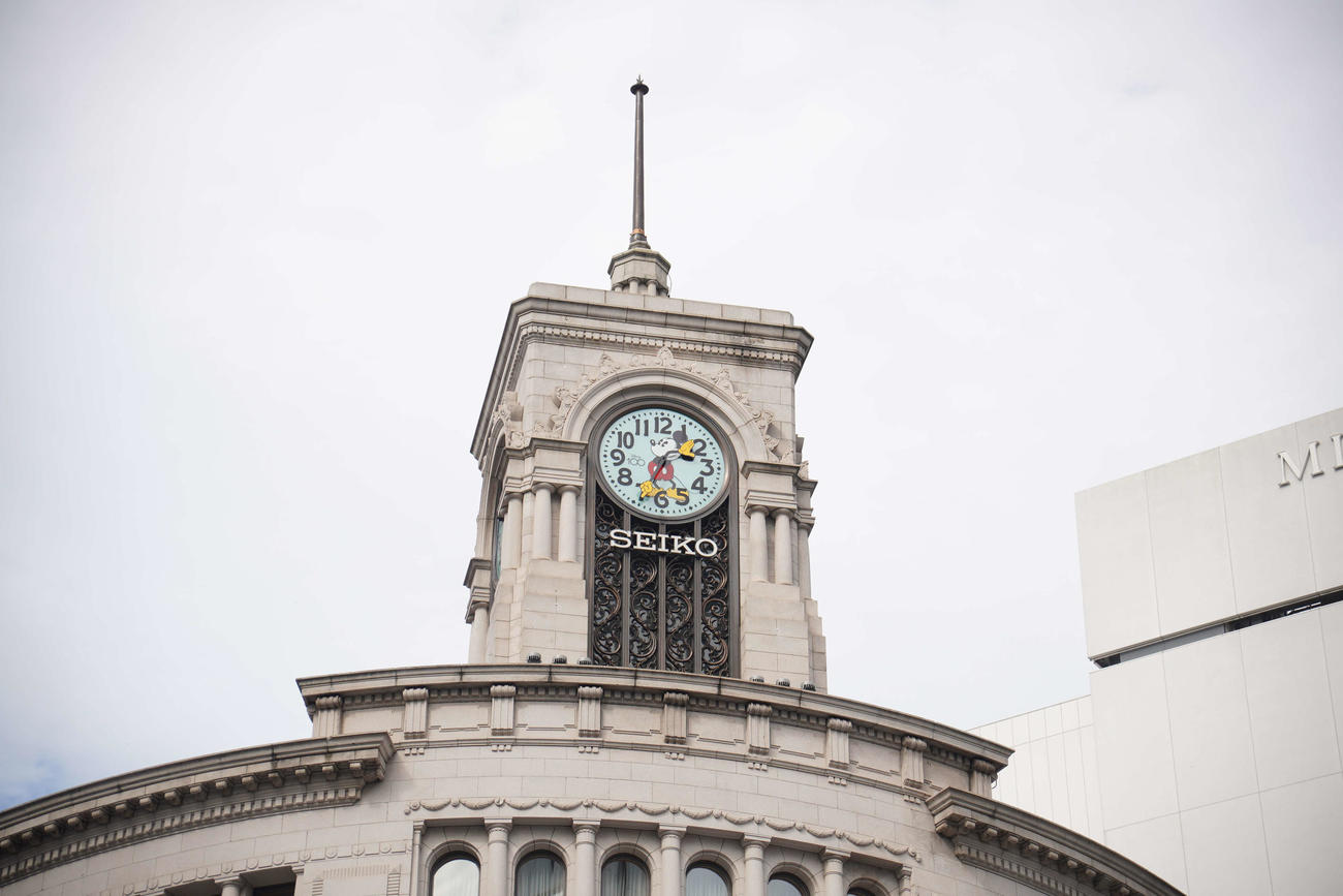 ディズニー創立100周年を祝して、ミッキーマウスのデザインが施された「SEIKO HOUSE GINZA（セイコーハウス銀座）」の時計塔