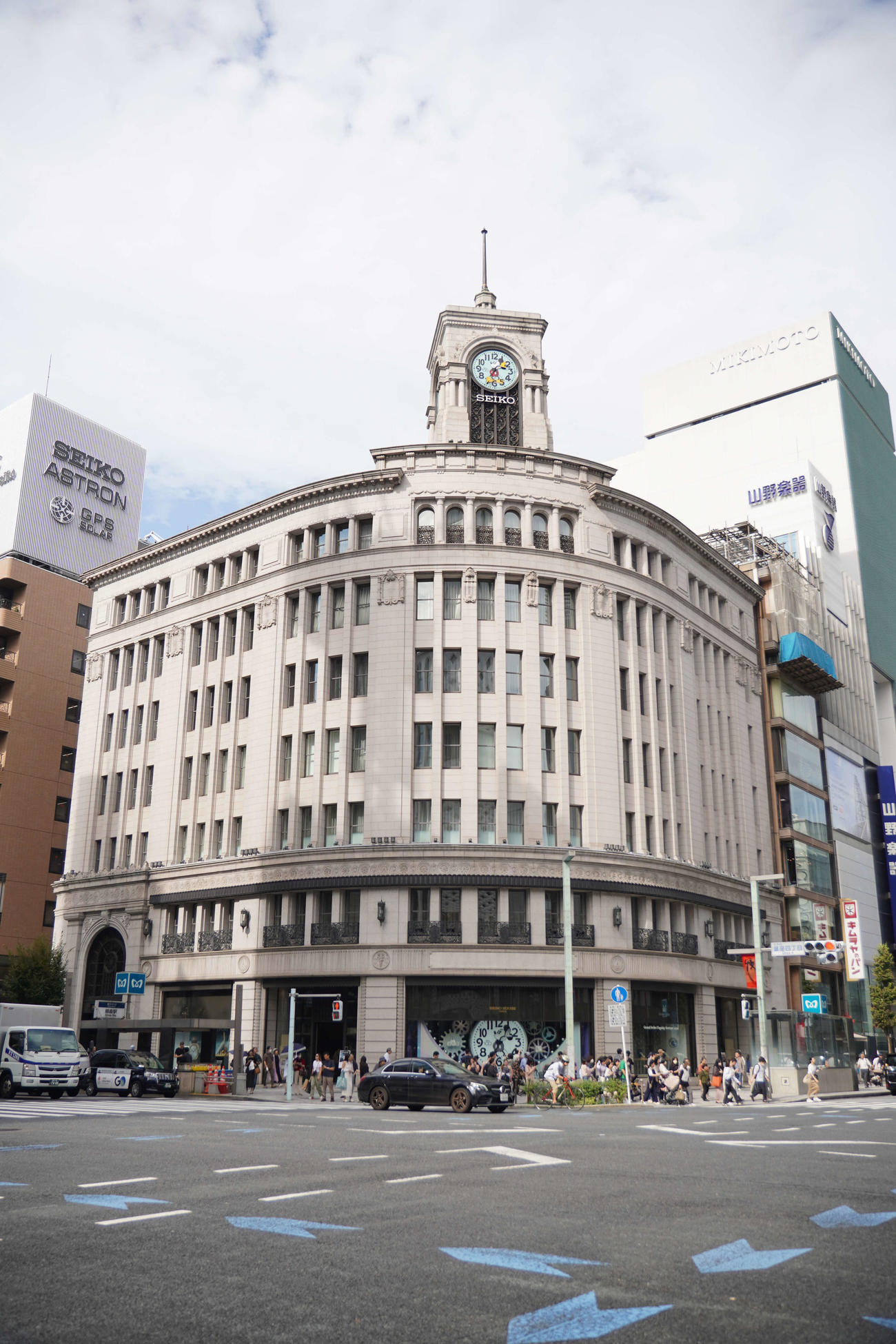 ディズニー創立100周年を祝して、ミッキーマウスのデザインが施された「SEIKO HOUSE GINZA（セイコーハウス銀座）」の時計塔