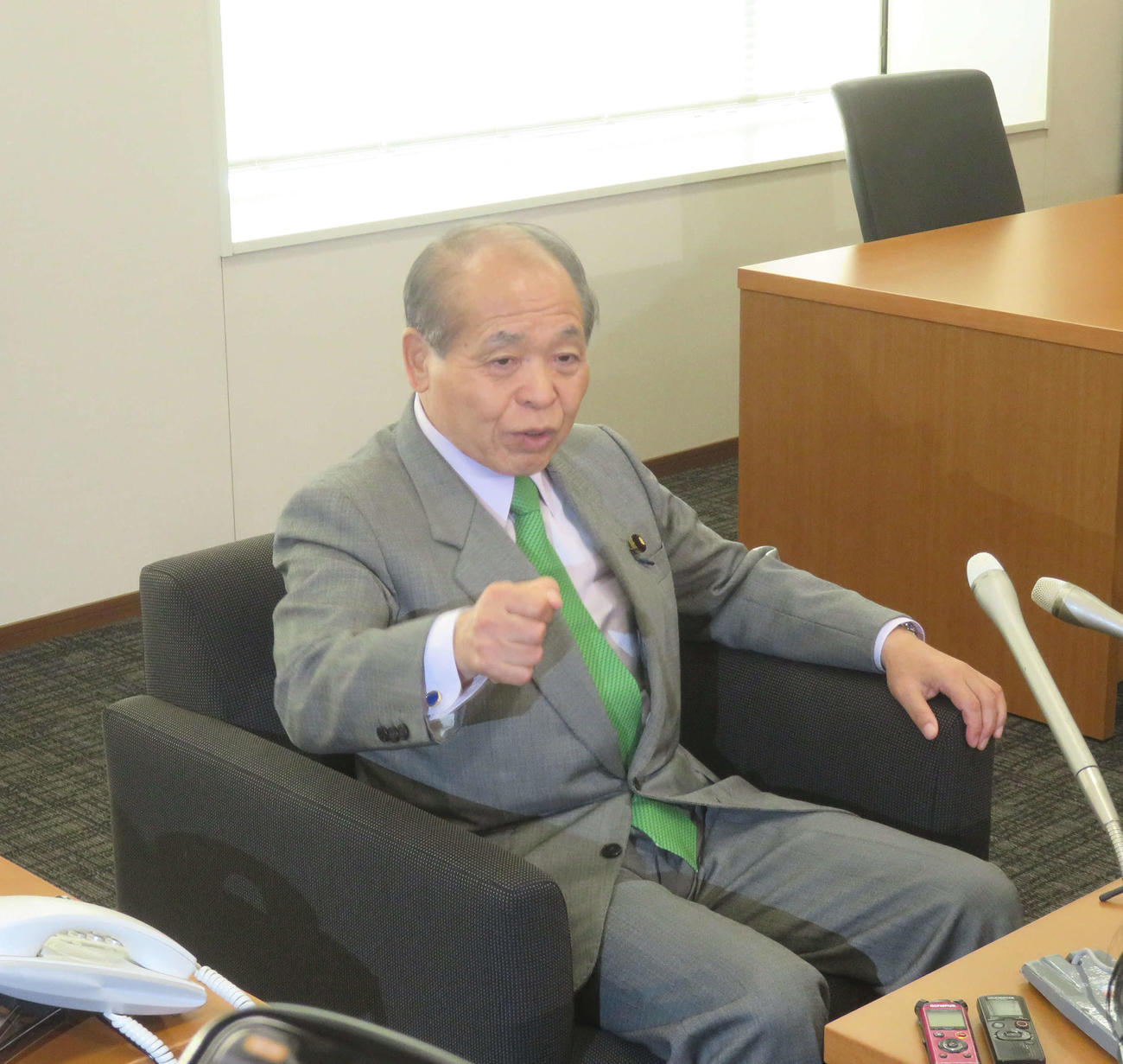 日本維新の会の鈴木宗男参院議員はロシア訪問から帰国し、国会内で会見し、独自の対ロ外交継続を強調した（撮影・大上悟）