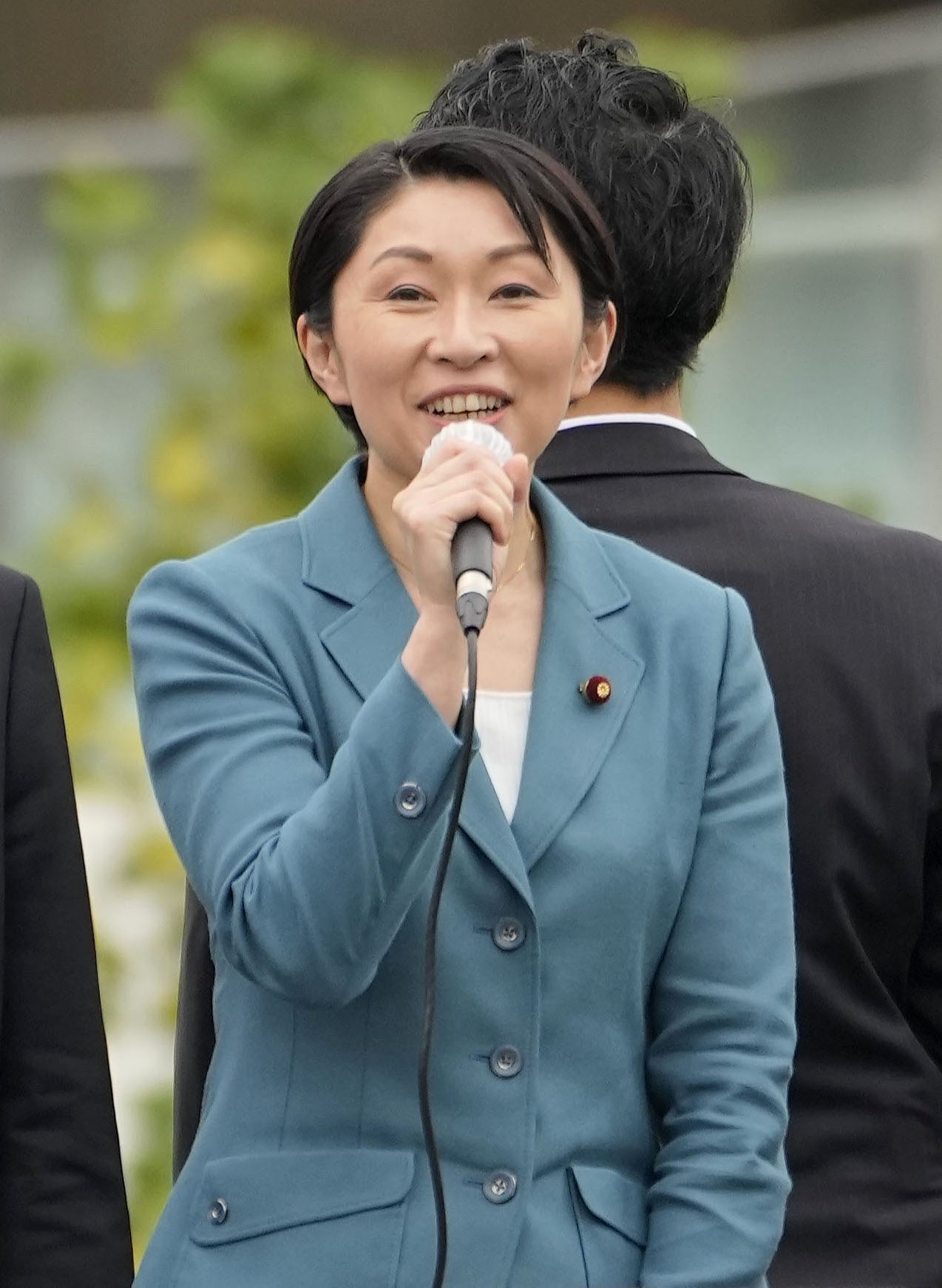 参院徳島・高知選挙区の補欠選挙が告示され、街頭演説する自民党の小渕選対委員長（共同）