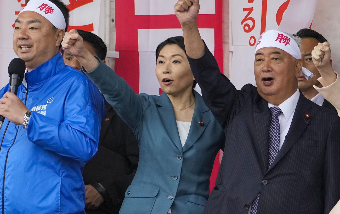参院徳島・高知選挙区の補欠選挙が告示され、出陣式で気勢を上げる自民党の小渕選対委員長（中央）ら（共同）