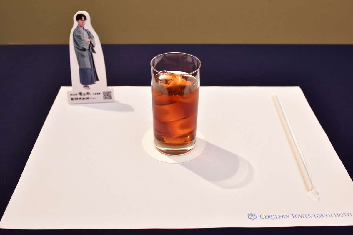 伊藤匠七段の午前のおやつはアイスティー（日本将棋連盟提供）