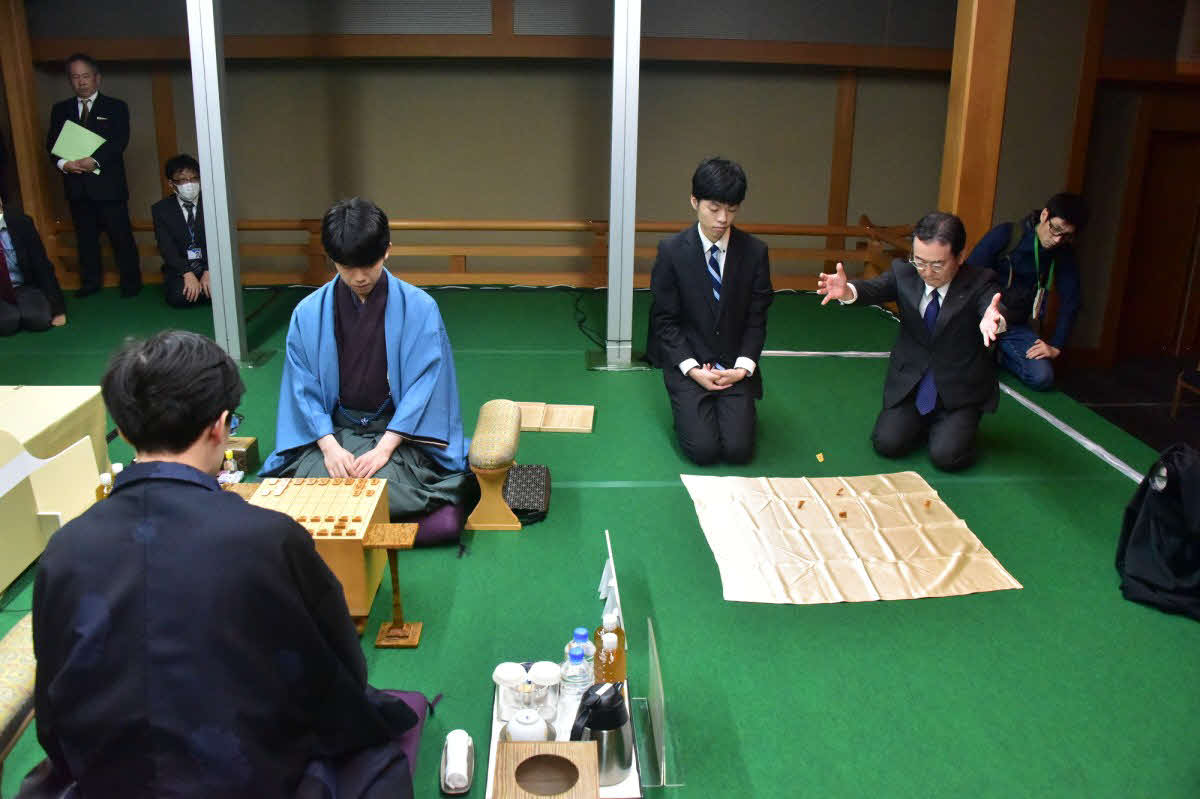 振り駒で先手後手を決める第1局は「と金」が4枚出て伊藤匠七段の先手と決まった（日本将棋連盟提供）
