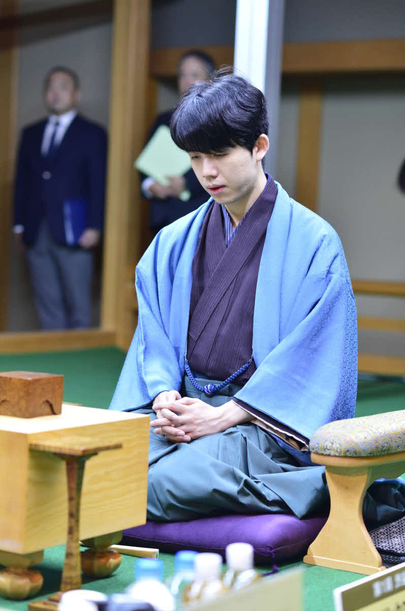 盤の前に座って気息を整える藤井聡太竜王（日本将棋連盟提供）