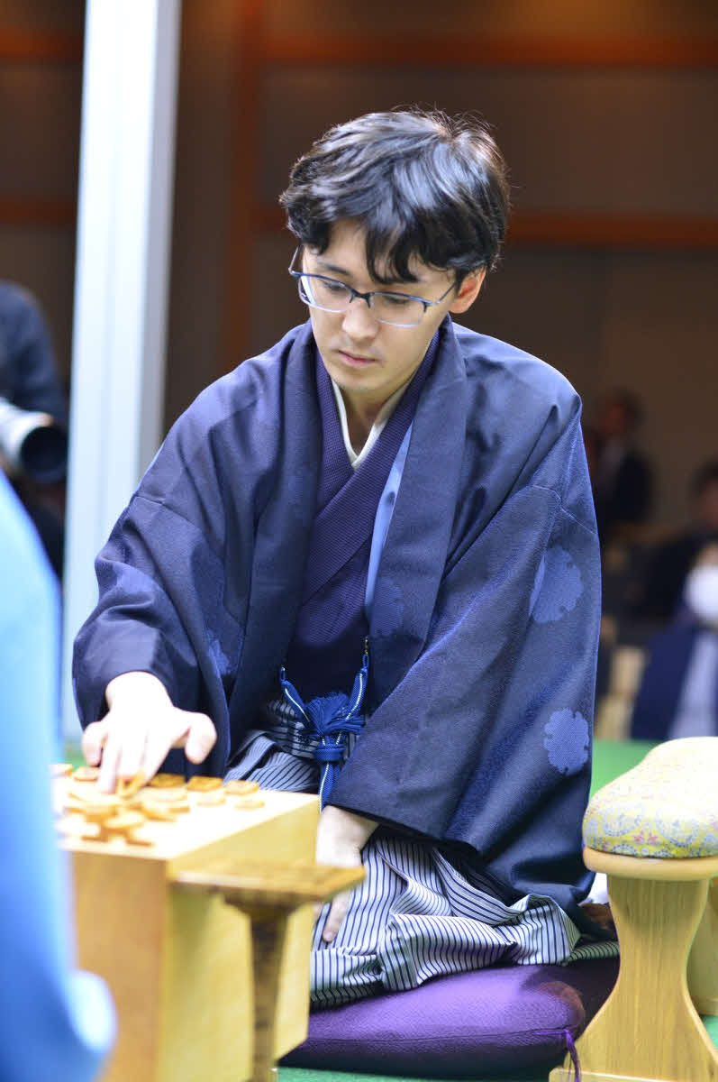 緊張した様子で駒を並べる伊藤匠七段（日本将棋連盟提供）
