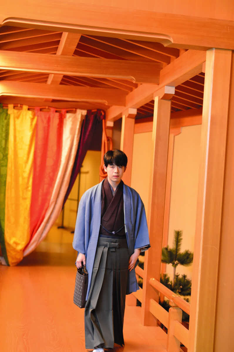 対局場となる「セルリアンタワー能楽堂」への廊下を歩む藤井聡太竜王（日本将棋連盟提供）