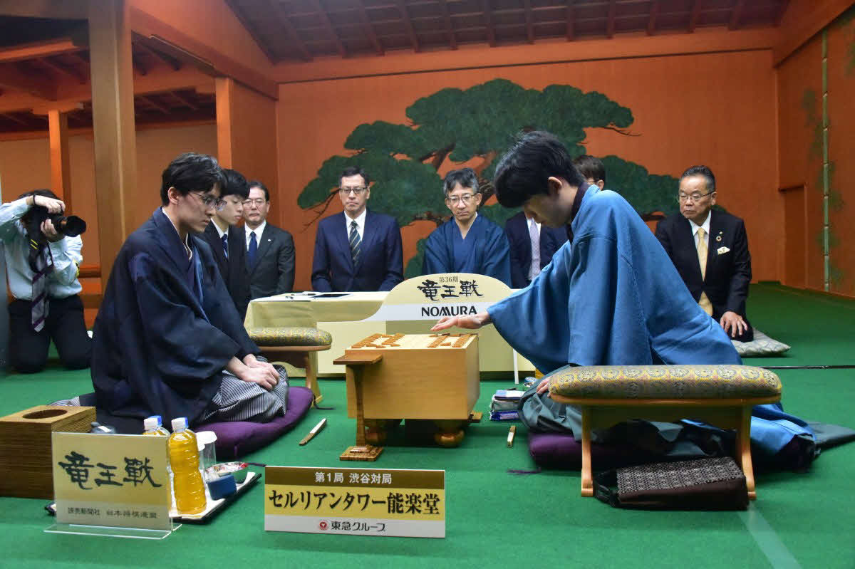 3連覇を目指して伊藤匠七段（左）の挑戦を受ける第36期竜王戦7番勝負第1局に臨む藤井聡太竜王（右、日本将棋連盟提供）