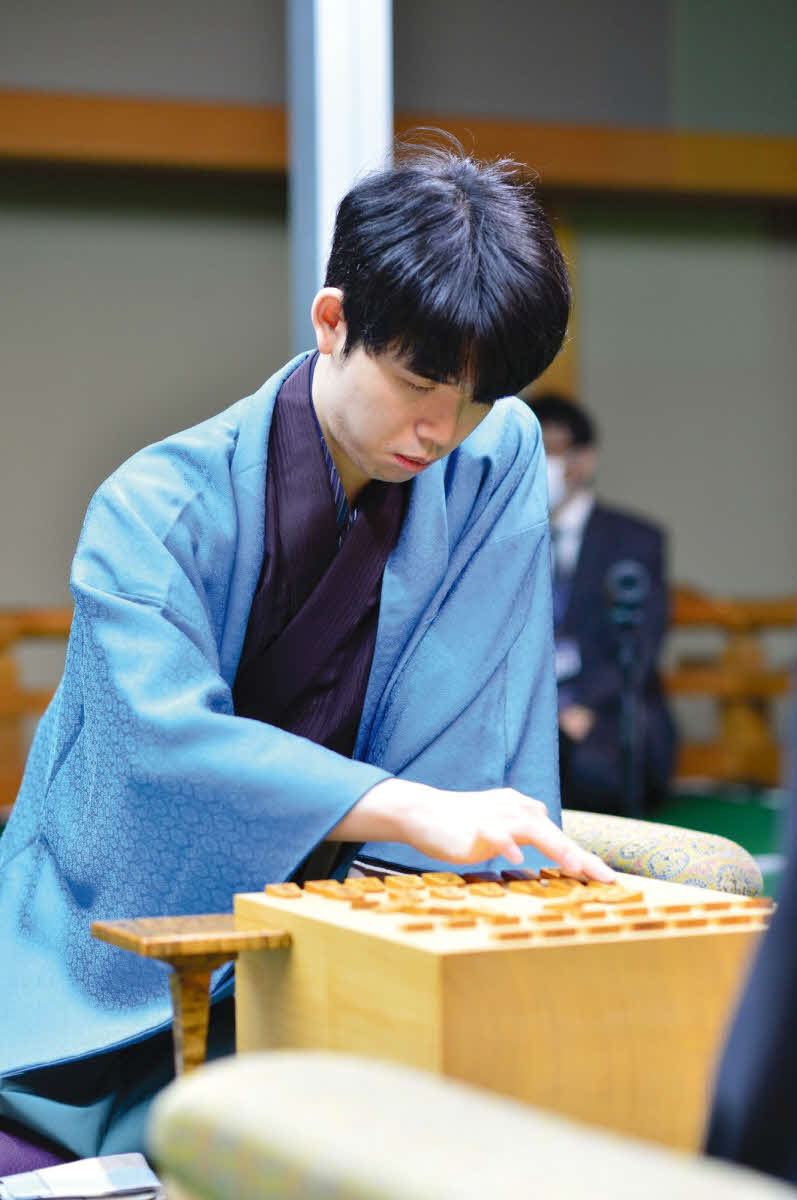 3連覇を目指して駒を並べる藤井聡太竜王（日本将棋連盟提供）