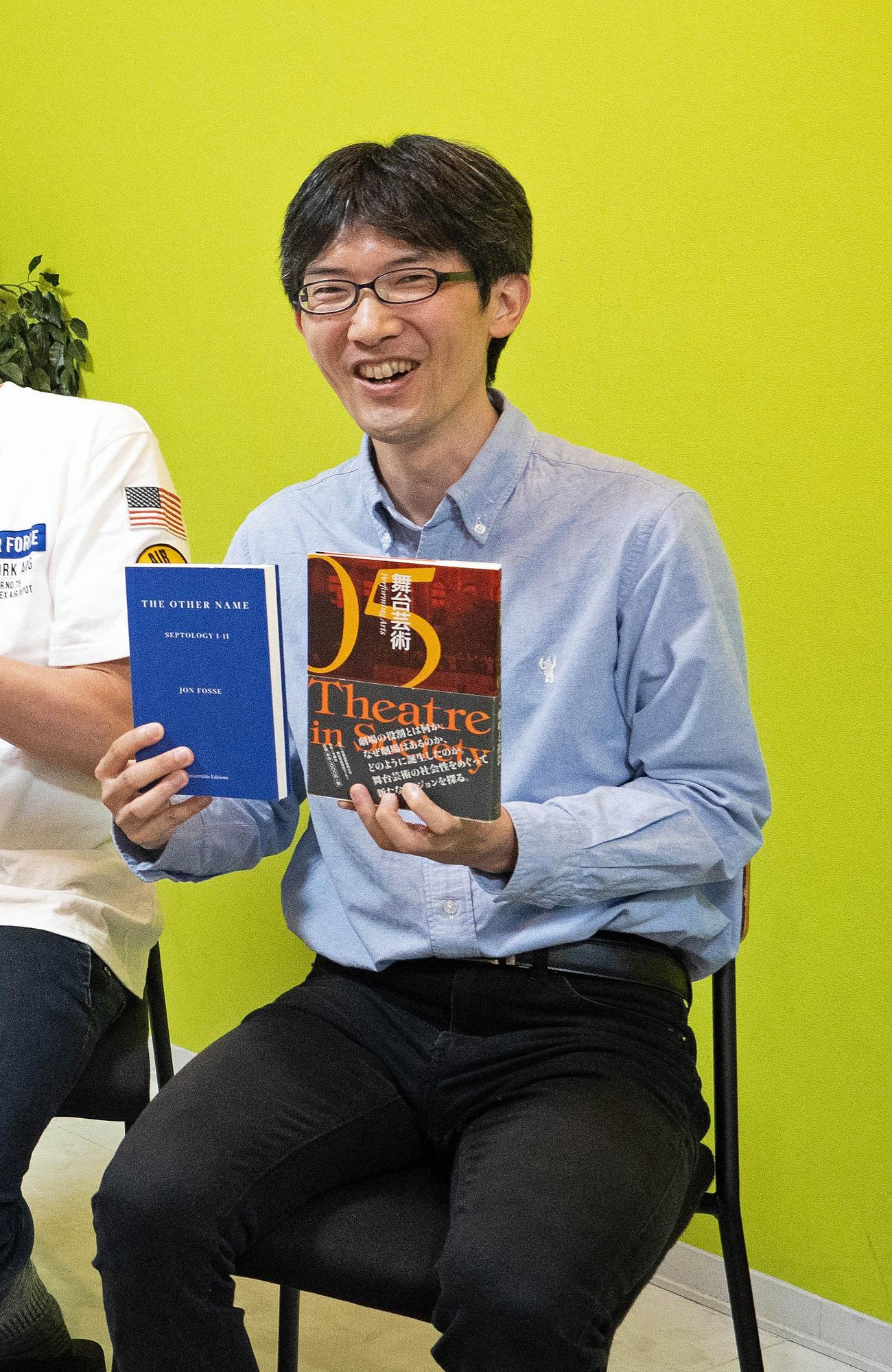 今年のノーベル文学賞受賞者を事前予想で見事的中させた浦野喬さん。手には受賞者のヨン・フォッセ氏の作品を持っている（本人提供）