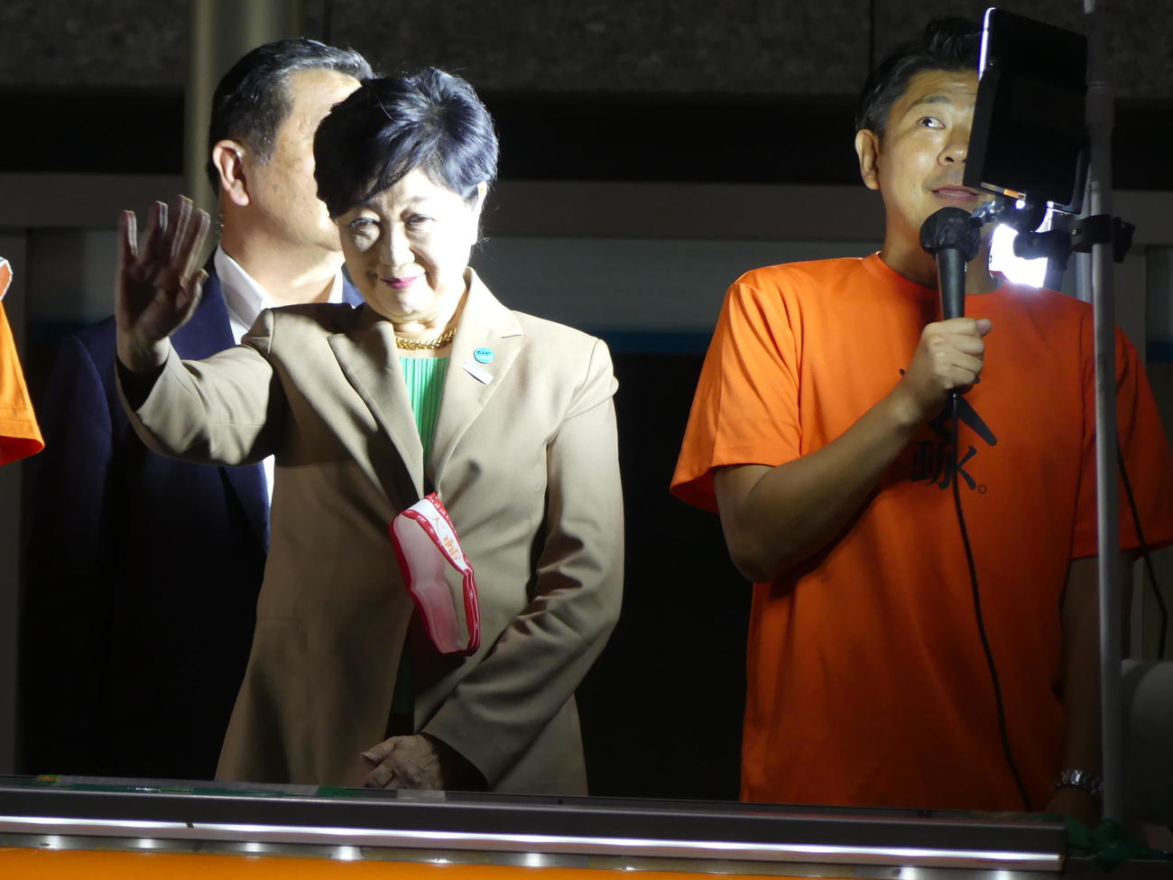 東京都議補選立川市選挙区に出馬した都民ファーストの会候補の応援で、聴衆に手を振る小池百合子都知事（撮影・中山知子）