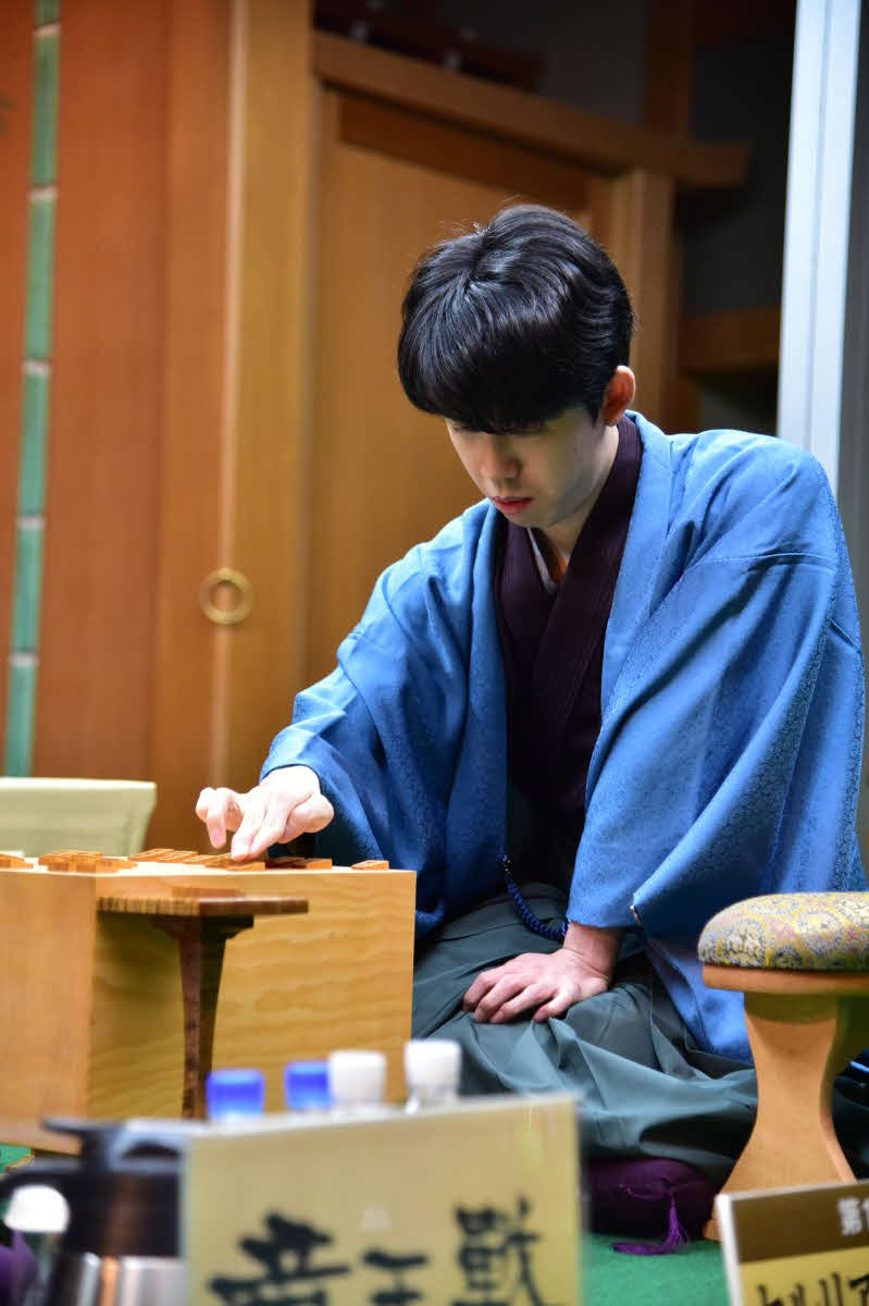 竜王戦第1局初日の指し手を再現する藤井聡太竜王（日本将棋連盟提供）g