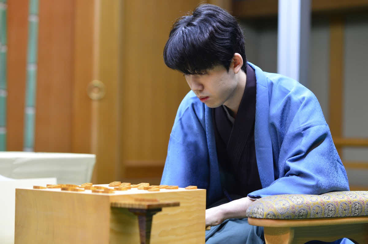 2日目の再開直後に応手を考える藤井聡太竜王（日本将棋連盟提供）