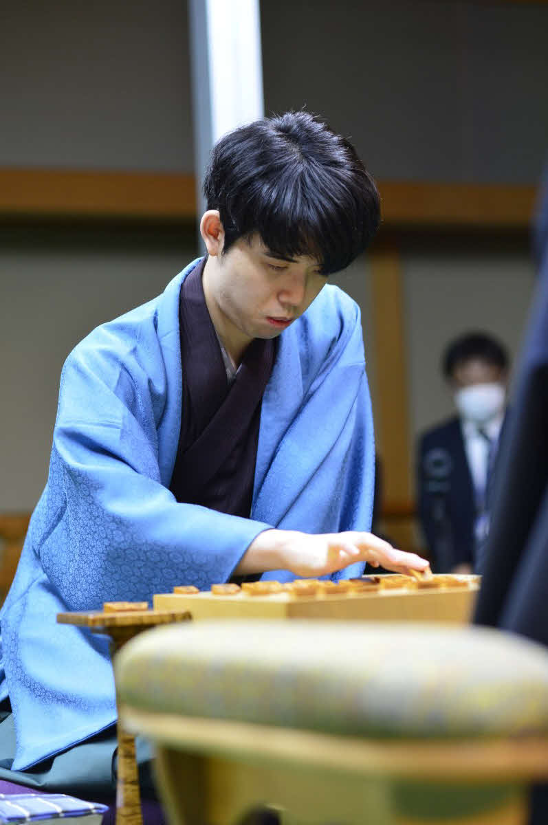 竜王戦第1局初日の指し手を再現する藤井聡太竜王（日本将棋連盟提供）