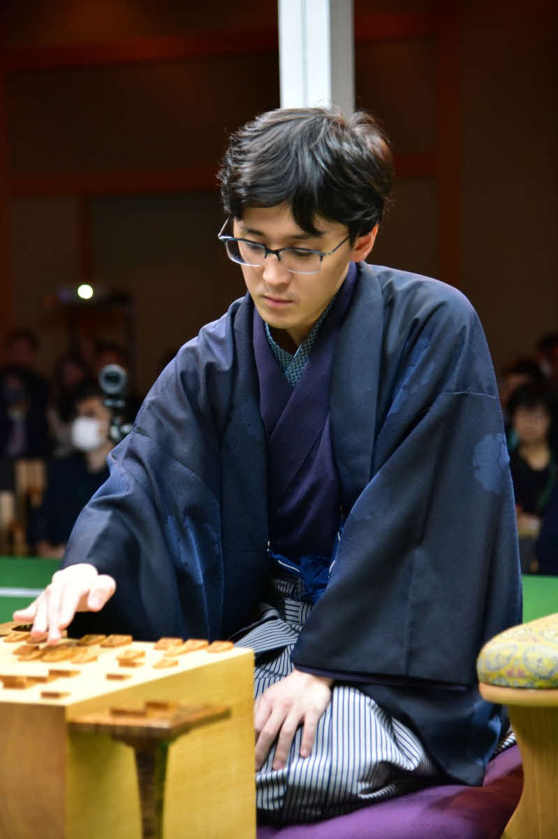 竜王戦第1局初日の指し手を再現する伊藤匠七段（日本将棋連盟提供）