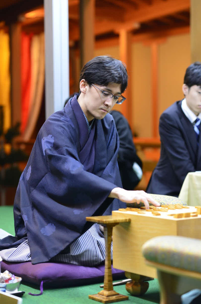 竜王戦第1局初日の指し手を再現する伊藤匠七段（日本将棋連盟提供）