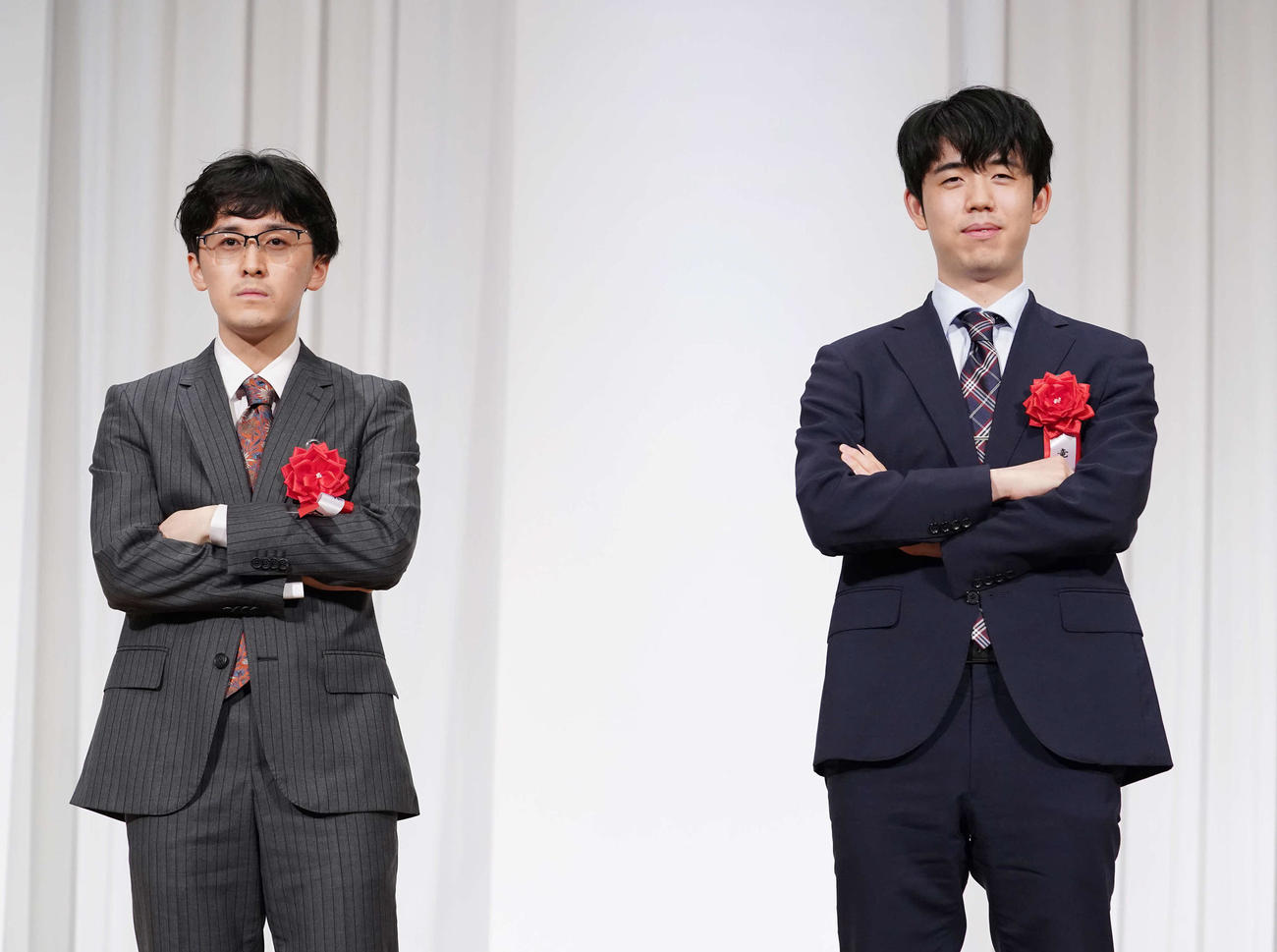 対局を前に記念撮影する藤井竜王。左は挑戦者の伊藤七段（2023年10月5日）