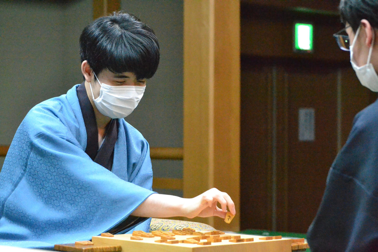 同学年の伊藤匠七段との開幕局を制して3連覇に向けて好発進した藤井聡太竜王