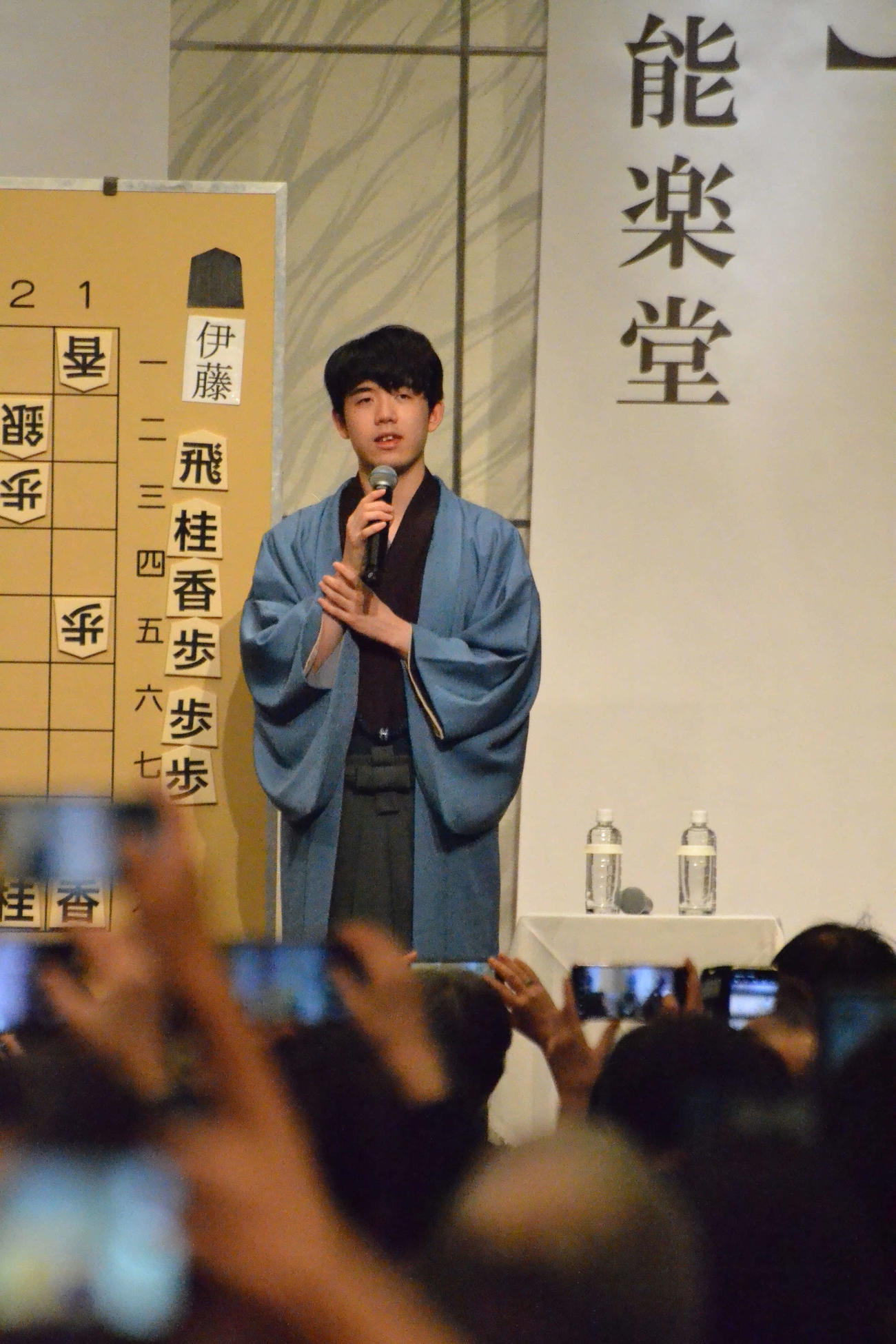 終局後に大盤解説会場でファン約700人の前であいさつをする藤井聡太竜王
