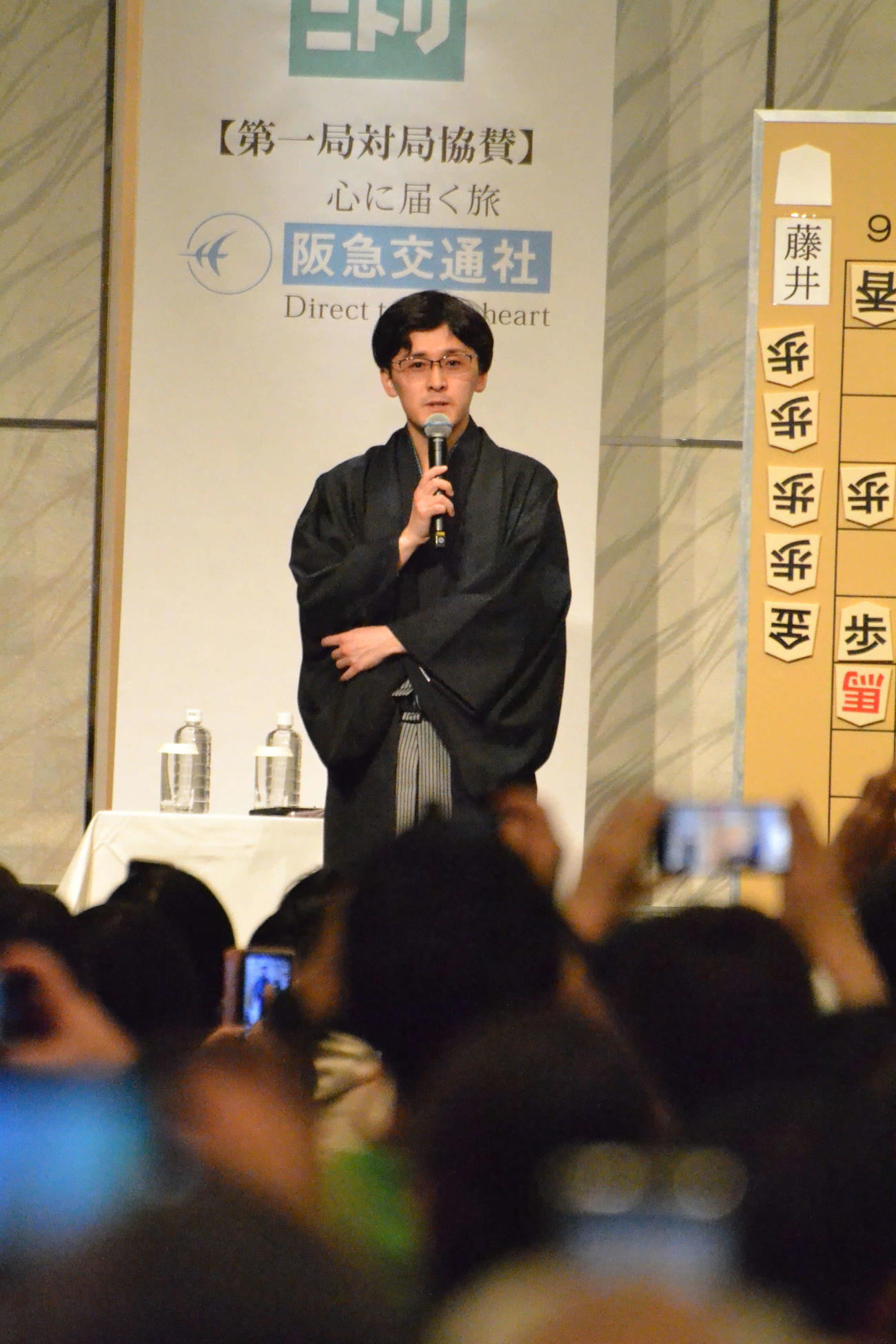 終局後に大盤解説会場でファン約700人の前であいさつする伊藤匠七段