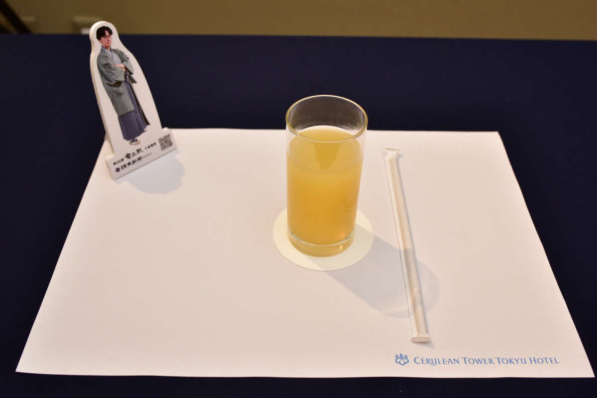 伊藤匠七段の午後のおやつは「アップルジュース」（日本将棋連盟提供）