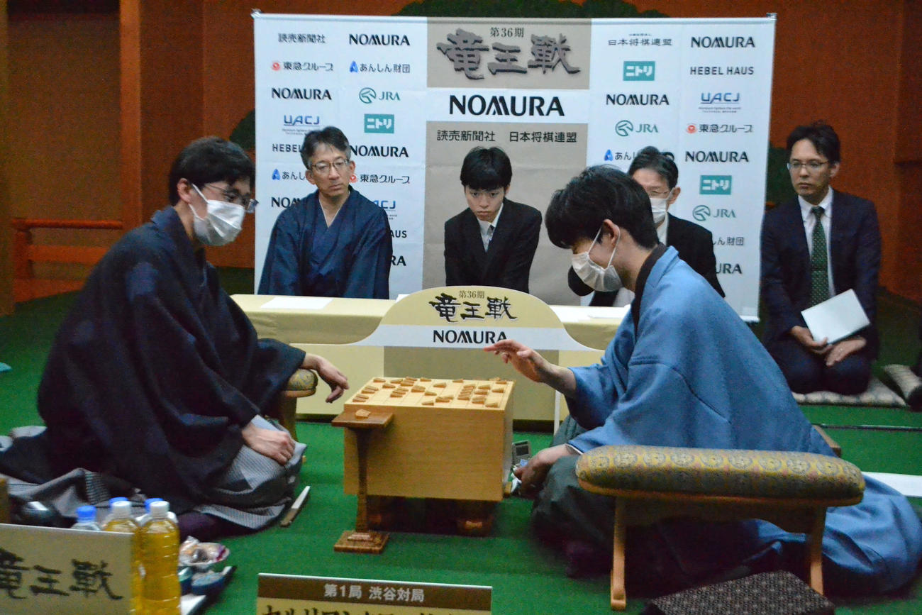 竜王戦第1局は伊藤匠七段（左）を下した藤井聡太竜王がV3に向けて先勝
