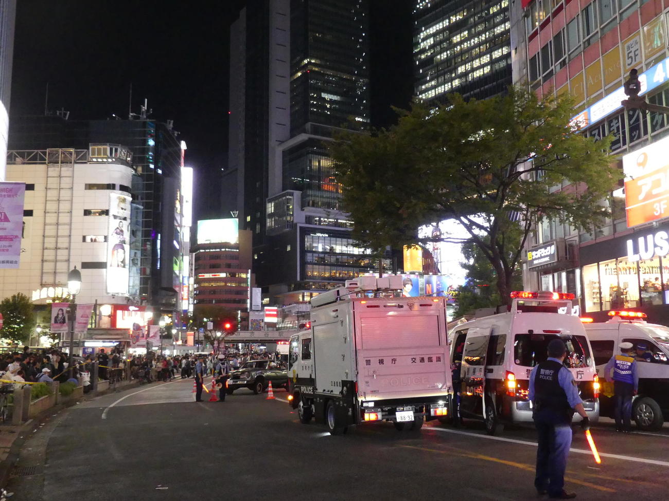 乗用車が歩行者をはねる事故が起きた渋谷スクランブル交差点付近は、警察車両などで騒然とした雰囲気に（撮影・中山知子）