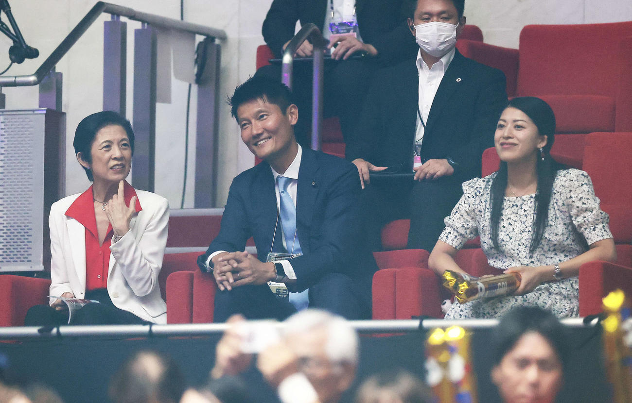 2023年9月30日　男子W杯バレーボール日本対フィンランド戦を観戦する、左から高円宮妃久子さま、朝日健太郎氏、承子さま