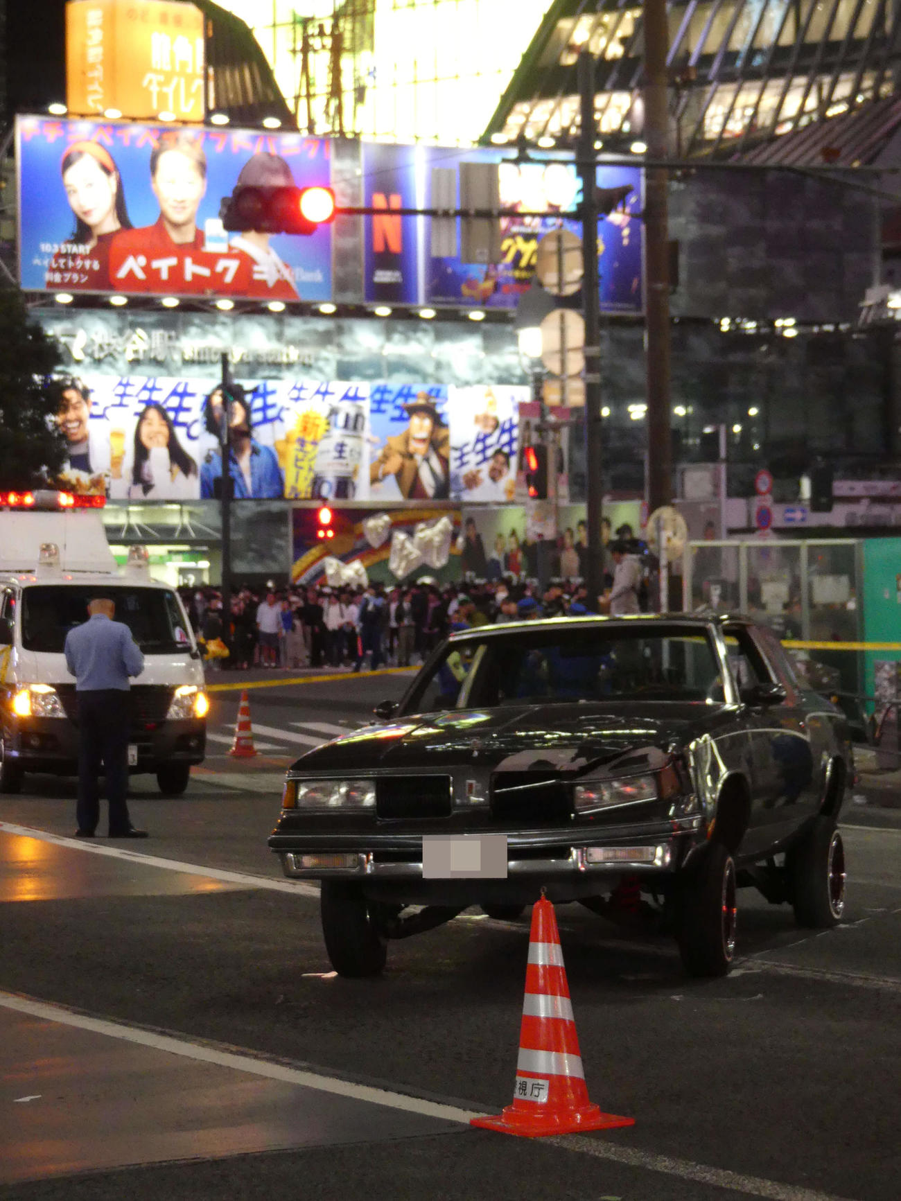 渋谷スクランブル交差点付近で歩行者に突っ込んだ乗用車。周囲は騒然としていた（画像は一部加工）（撮影・中山知子）
