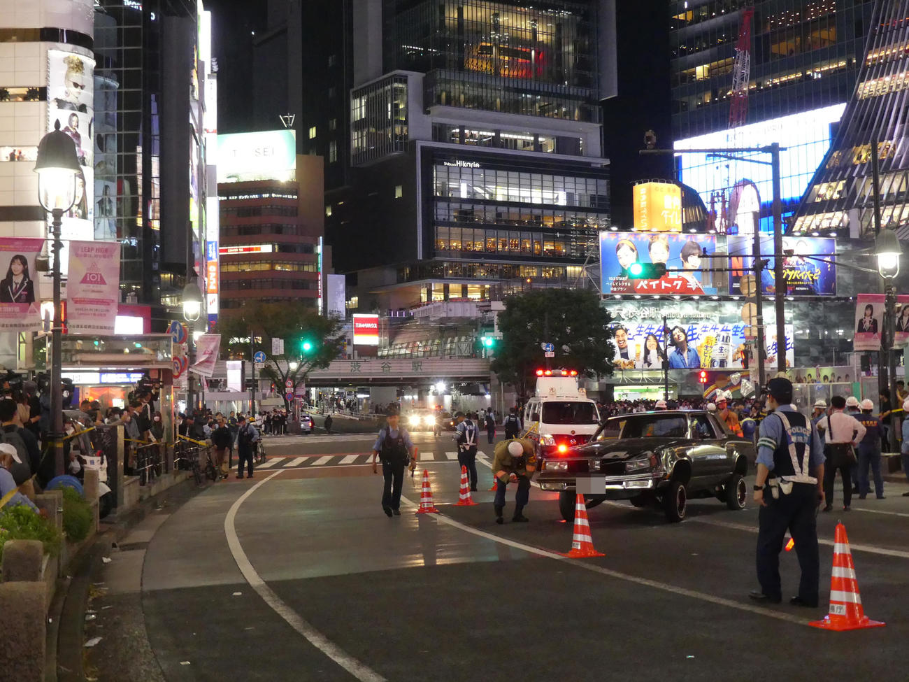 渋谷スクランブル交差点付近で歩行者に突っ込んだ乗用車。周囲は騒然としていた（画像は一部加工）（撮影・中山知子）