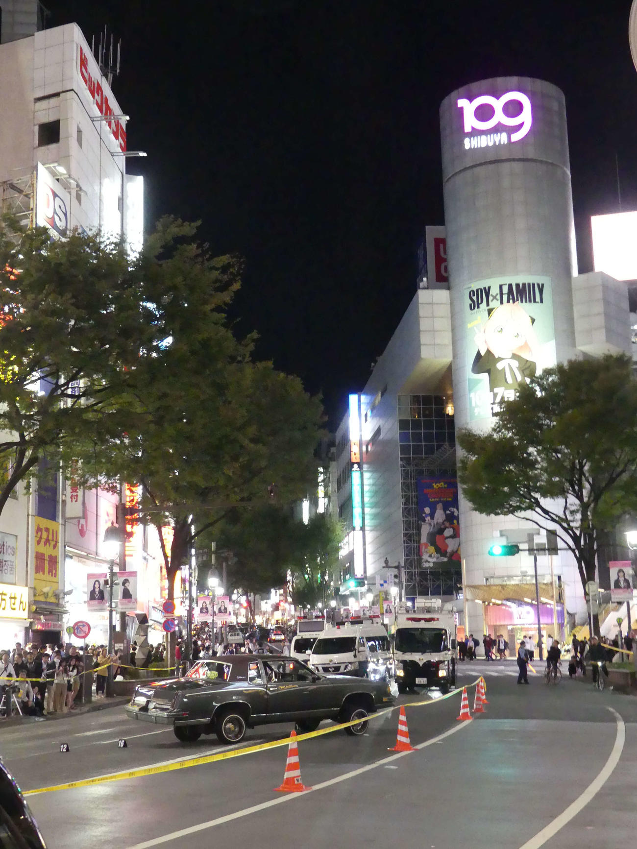 事故を起こした車の周辺では、深夜まで規制線が張られ現場検証が続いた（撮影・中山知子）