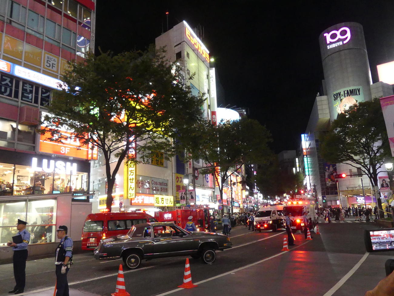 渋谷スクランブル交差点付近で歩行者に突っ込んだ乗用車。周囲は騒然としていた（撮影・中山知子）