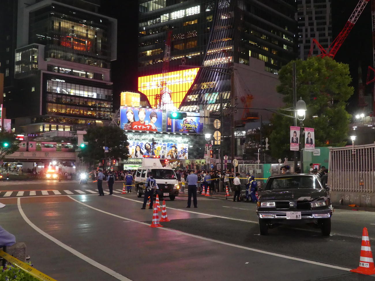 渋谷スクランブル交差点付近で歩行者に突っ込んだ乗用車。周囲は騒然としていた（撮影・中山知子）