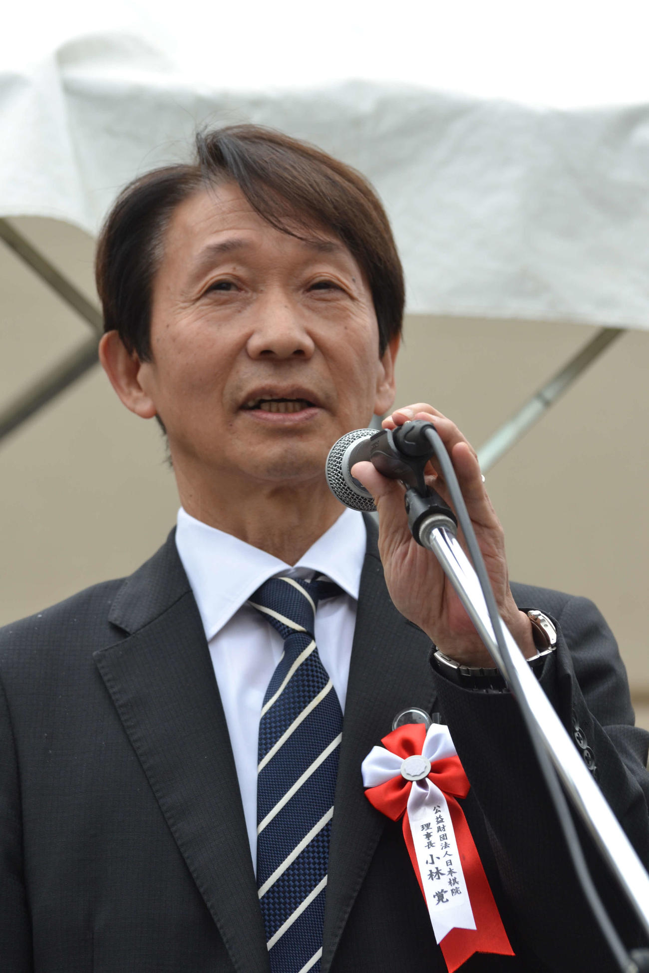 「湘南ひらつか囲碁まつり」であいさつする日本棋院理事長の小林覚九段