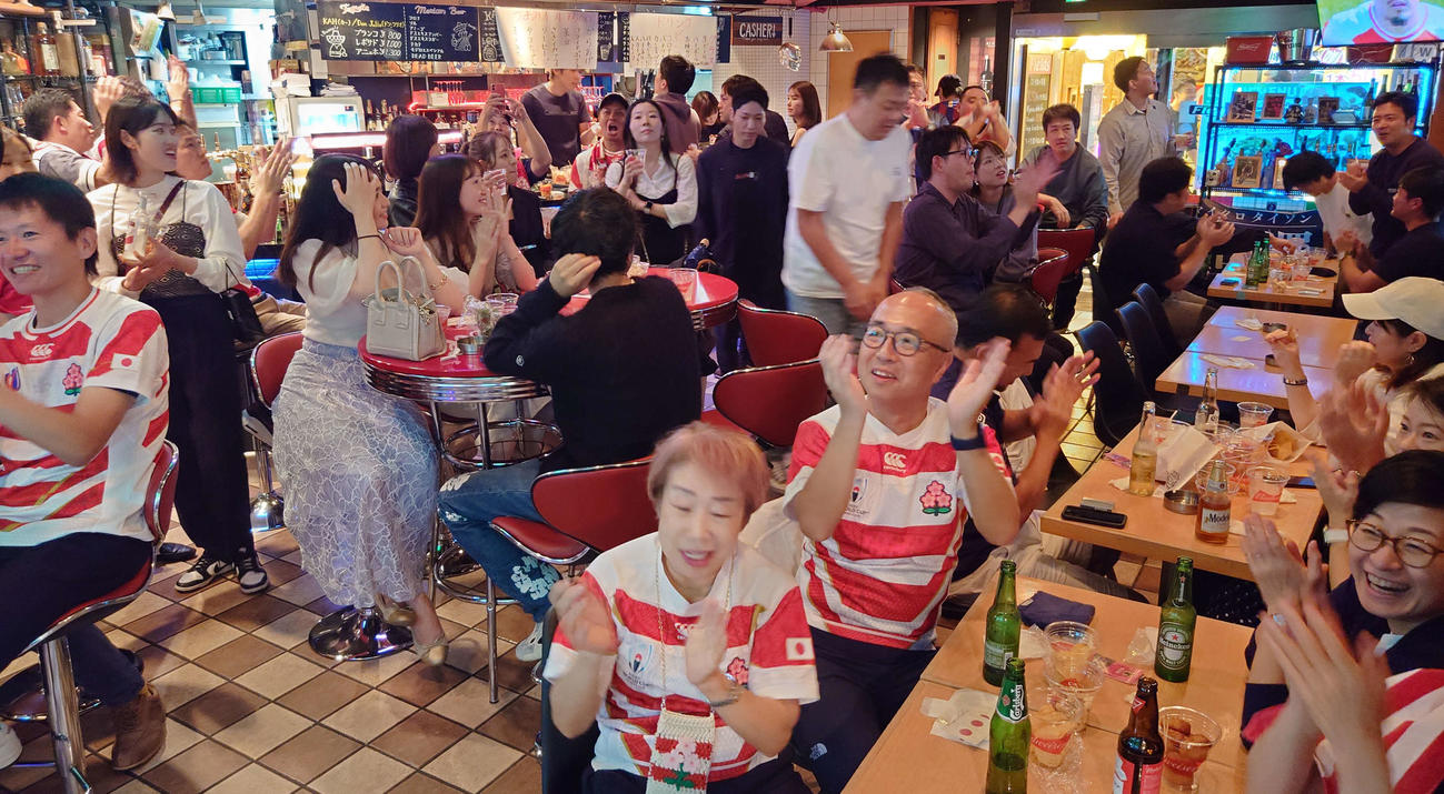 試合前からフィールズ渋谷に集結したラグビーファンは盛り上がっていた（撮影・寺沢卓）
