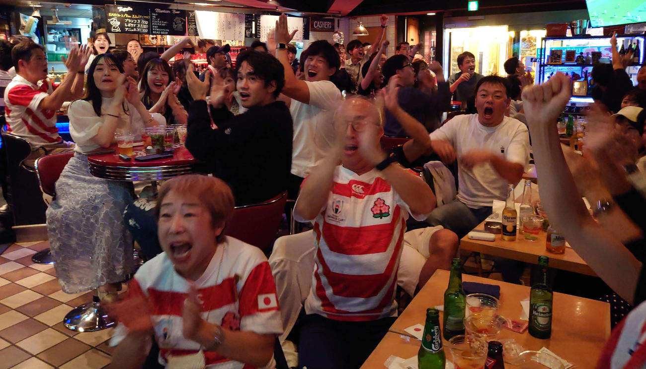 ラグビーW杯・日本－アルゼンチン戦の観戦に大勢のファンが詰めかけたスポーツバー「フィールズ渋谷」では、日本代表が得点を挙げると大歓声に包まれた（撮影・寺沢卓）