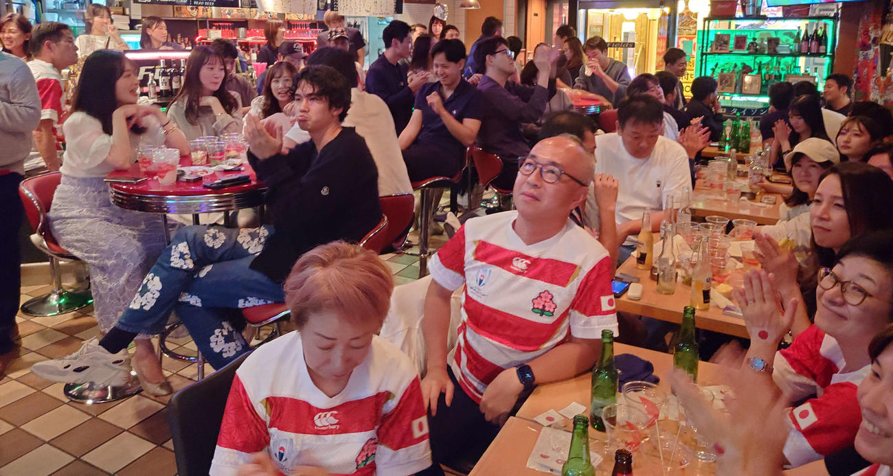 力及ばす敗れたラグビー日本代表に肩を落とす人、涙目で見つめる人、拍手を送る人。フィールズ渋谷はさまざまな感情に包まれた（撮影・寺沢卓）