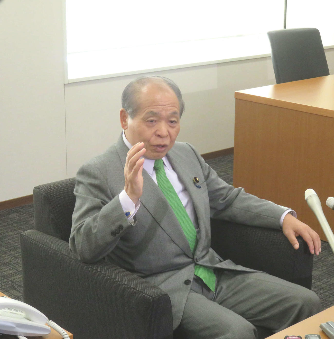10月5日、日本維新の会の鈴木宗男参院議員はロシア訪問から帰国し、国会内で会見し、独自の対ロ外交継続を強調した（撮影・大上悟）