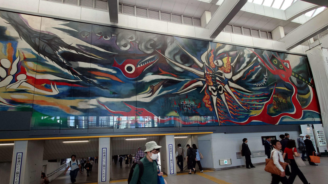 JRと井の頭線の連絡通路に掲げられる岡本太郎氏の壁画「明日の神話」（撮影・寺沢卓）