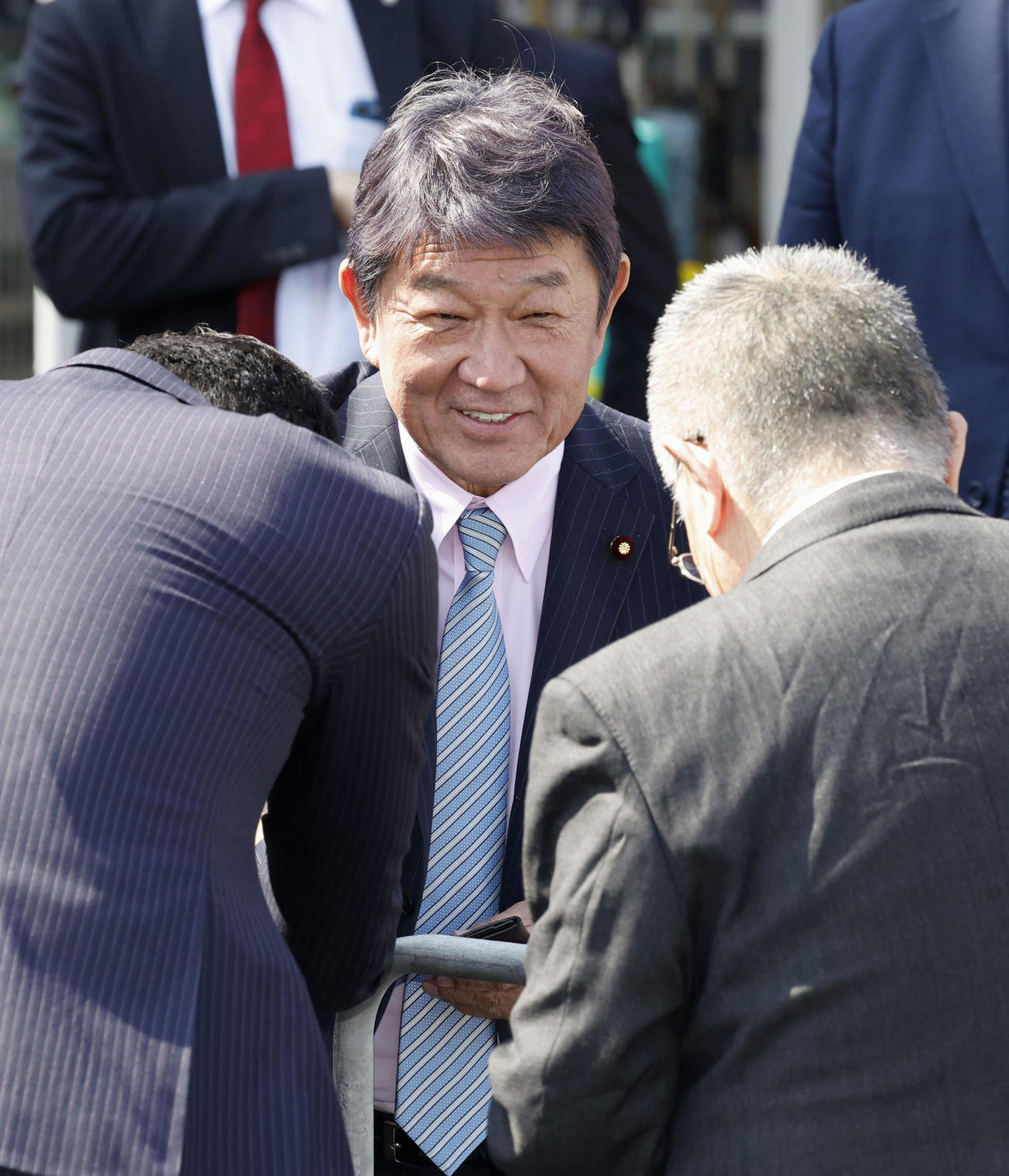 衆院長崎4区の補欠選挙が告示され、候補者の街頭演説に集まった人と握手する自民党の茂木幹事長（共同）